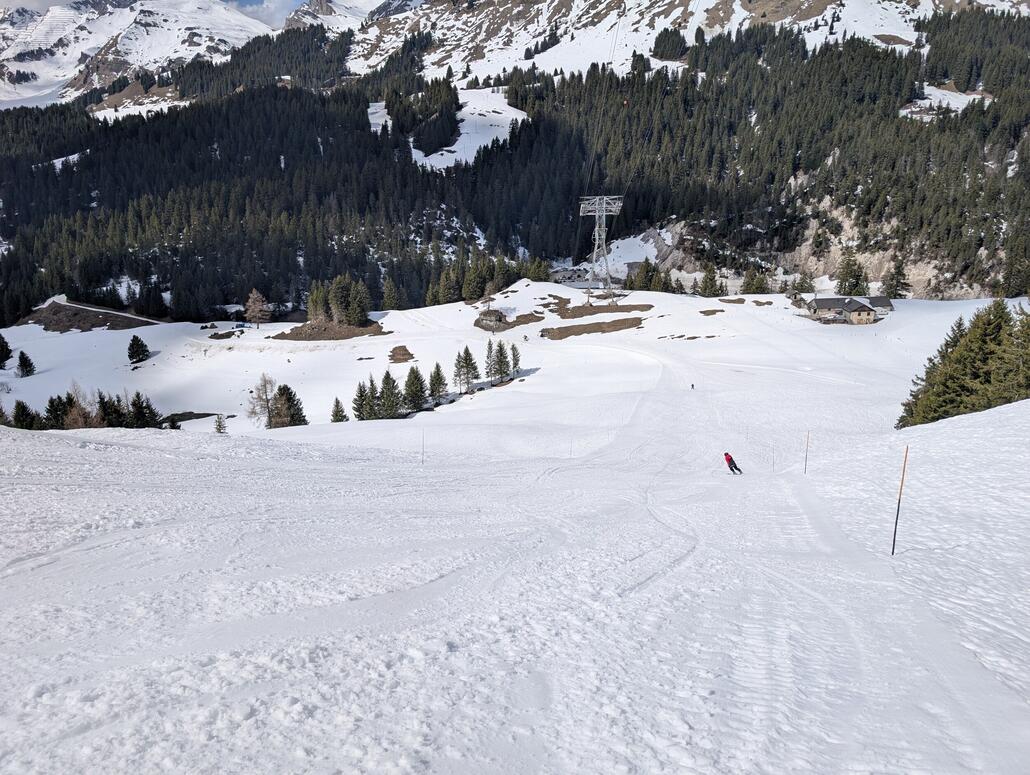 Das Ende, genial kann man noch am 6. April auf 100% Naturschnee  die steilste Piste der Schweiz 104% Gefälle bis auf 1546müM fahren.