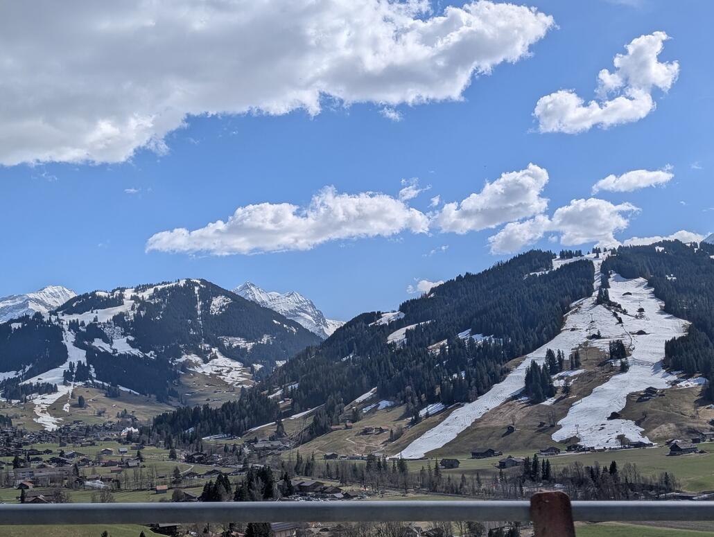 Der Schneimeister von Sannen, hat Schnee bis Ostermontag produziert, schade hat die Betriebsleitung die Anlagen nur bis 15.3. im Betrieb.