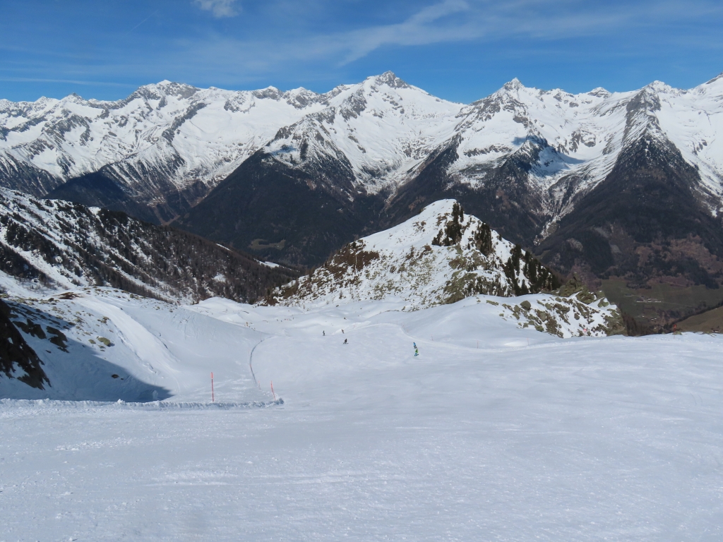 Das Skigebiet liegt direkt gegenüber des Alpenhauptkamms