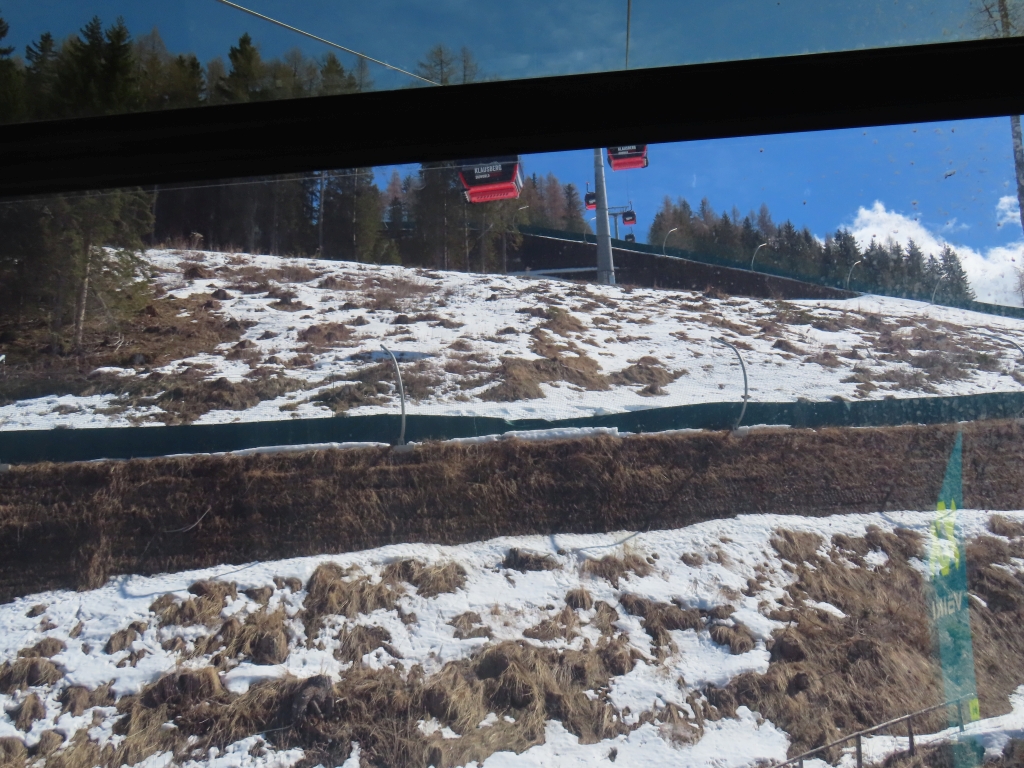 Hier ein Beispiel für den massiven Pistenbau in diesem Skigebiet. Das Foto wurde aus der 10EUB Sonnen aufgenommen.