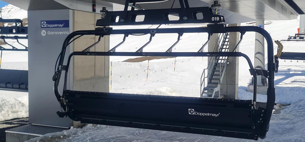 Der Kollege hier unten , ganz einsam hört Berliner Musike - Rammstein...Warum Garaventa und Doppelmayr???? In einem Sessel, wer weiss dazu mehr?