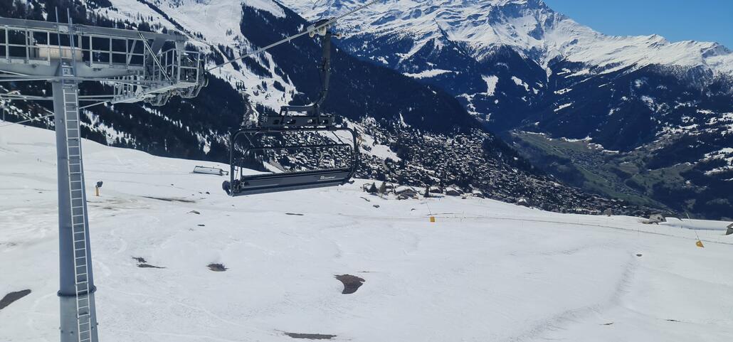 Am besten ist die gesperrte Piste direkt unter dem neuen halbfertigen  Sessel. Wenn der mal fertig ist.....