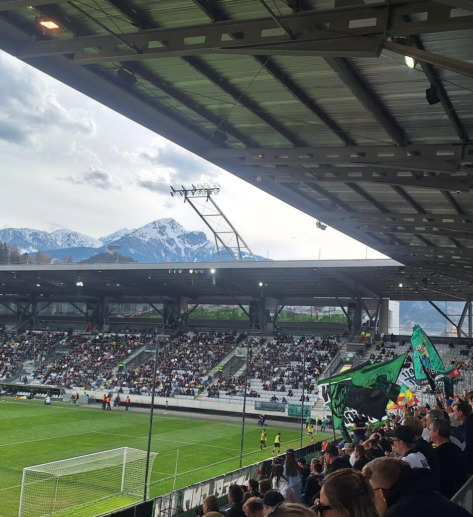 Tivoli-Stadion mit Blick auf die Bergiselschanze und die Saile