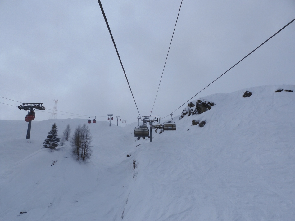 Im Gletscherschigebiet ist es noch dicht bewölkt. Bergfahrt mit der Langwiedbahn.