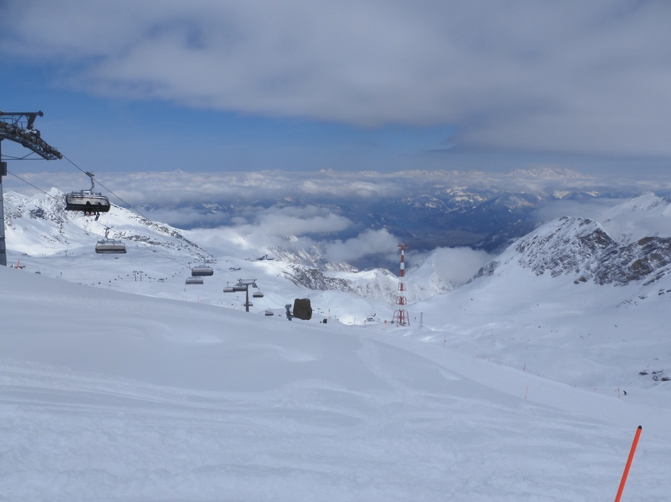 Bei der Bergstation der Schmiedingerbahn. Wolken oben und unten.