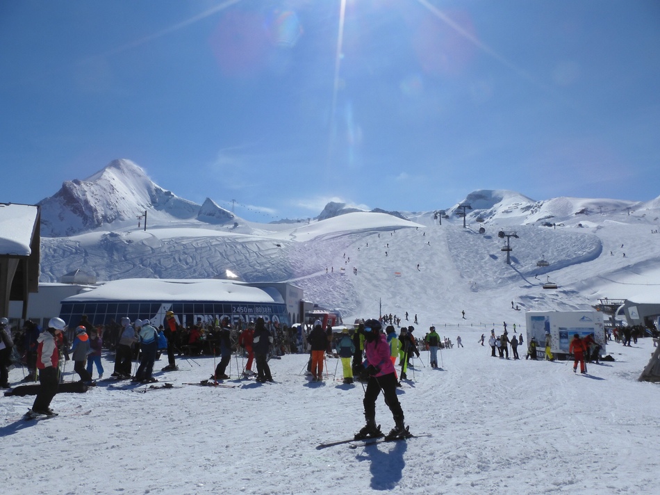Beim Alpincenter. Mittlerweile haben sich alle Wolken verzogen.