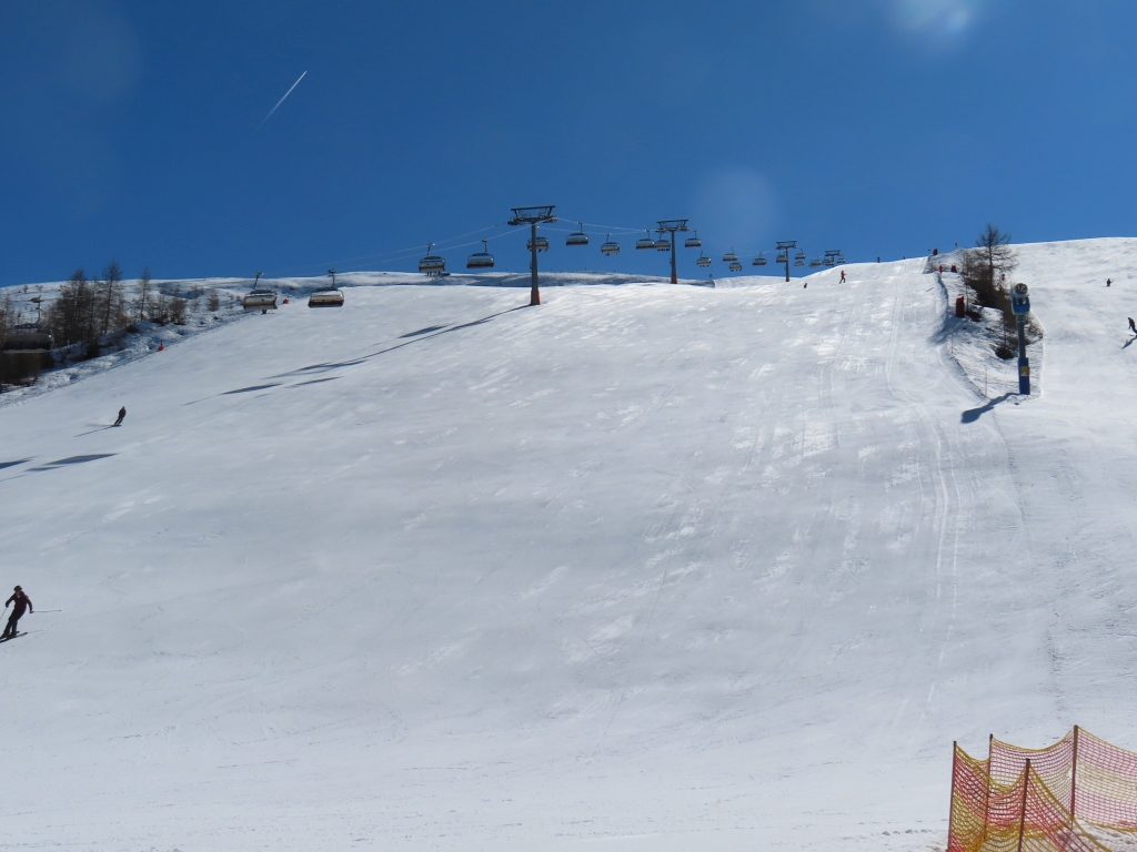 Noch gefrorene Piste an der Weißspitzbahn