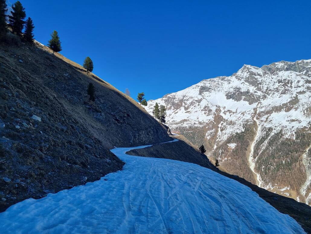 Gesperrte Talabfahrt Zinal, einmal abschnallen notwendig. Schlusshang war aber kein Genuss