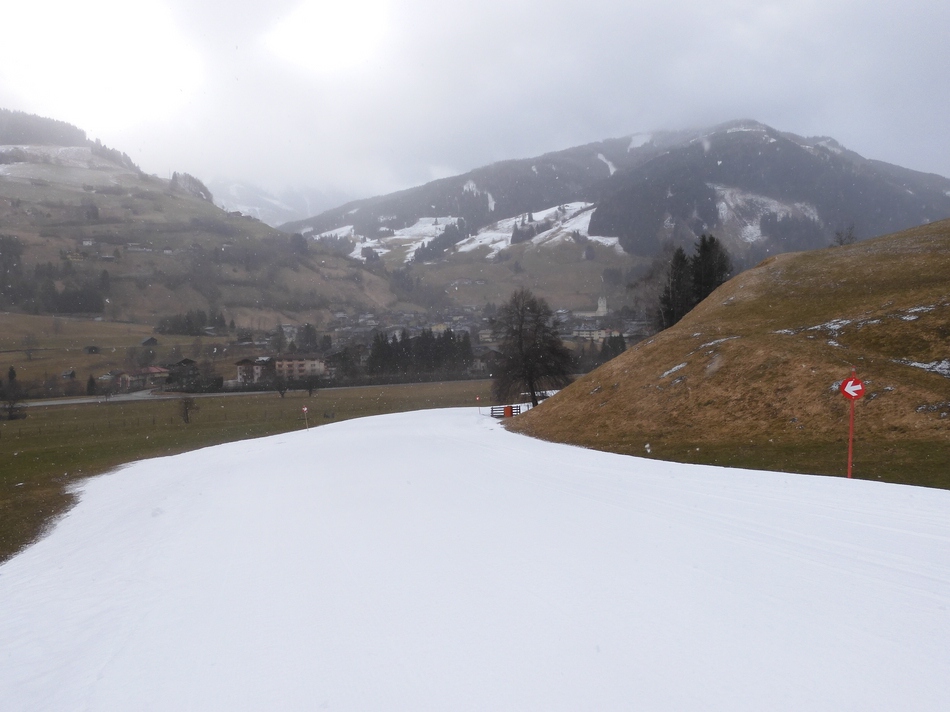 Auf der Piste fahre ich gleich beide Sektionen bis hinunter ins Tal und begegne dabei keinem anderen Schifahrer.