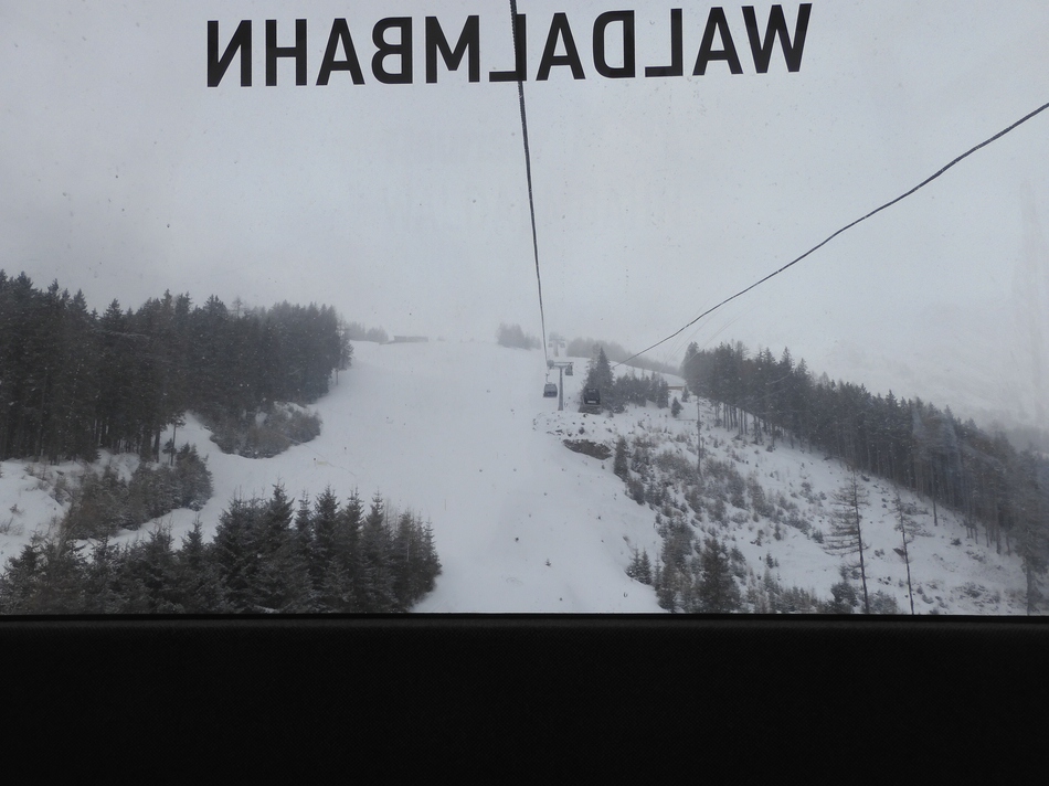 Nun mache ich einige Wiederholungsfahrten mit der 10EUB Waldalm. Anhand der Schispuren im Neuschnee erkenne ich, dass ich nicht alleine im Schigebiet bin. Es dauert aber tatsächlich eine Stunde und fünfzehn Minuten, bis ich auf der Piste einem anderen Wintersportler begegne.