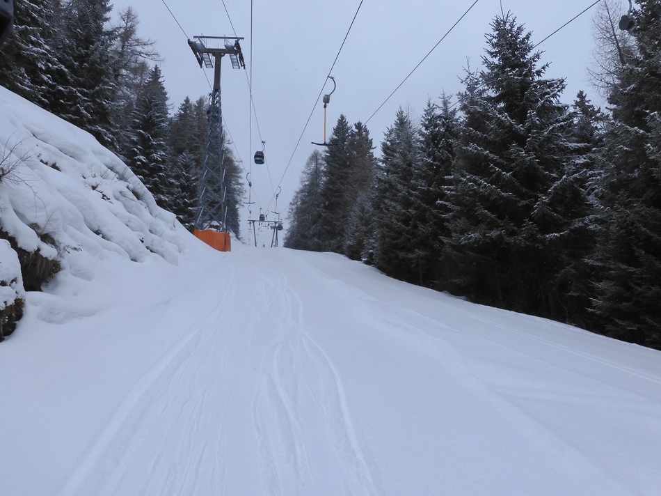 Wechsel in den südlicheren Schigebietsteil. Bergfahrt mit dem Schlepplift Jackalm. Hier kreuzt die 6EUB Hochalm die Schlepplifte.