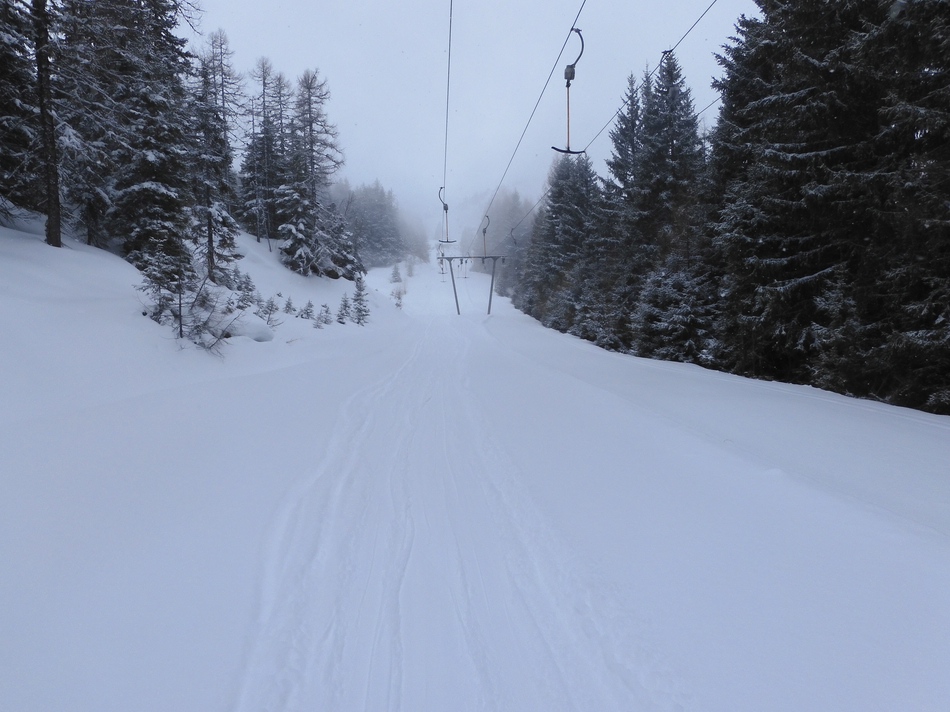 Am Parallellift werden gerade die Bügel abmontiert und in den Sommerschlaf geschickt.