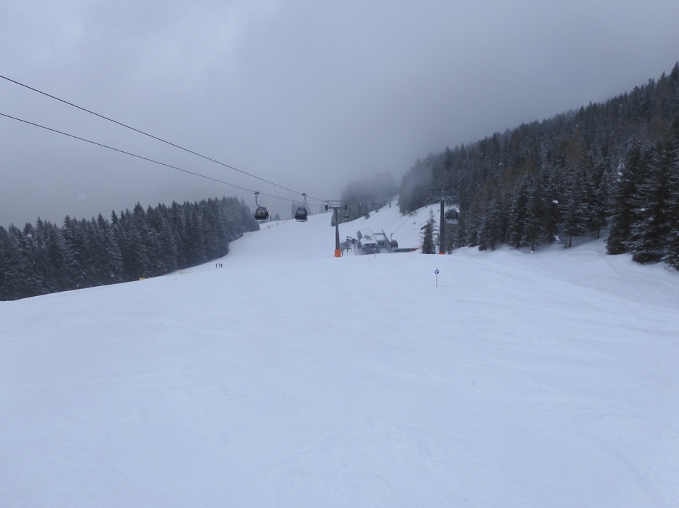 Ich fahre nun zur Talstation der 8EUB Gipfelbahn. Ebenfalls im Bild: 6EUB Hochalmbahn.