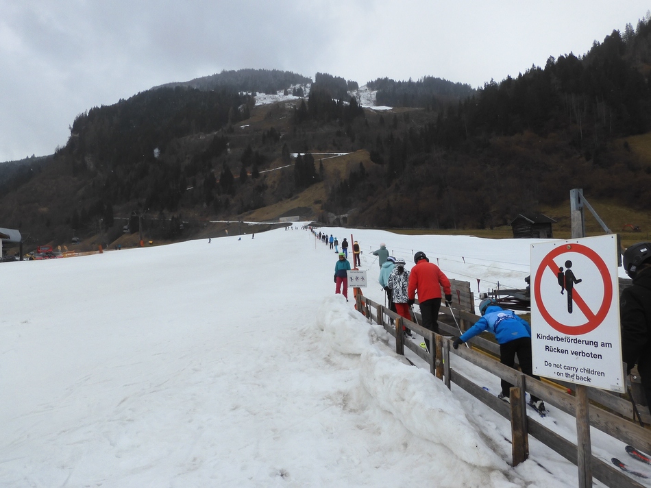 Da ich bei der Gipfelbahn losgefahren bin, mache ich nun die längst mögliche Abfahrt im Schigebiet von Rauris. Da fahre ich doch glatt auch an der Talstation der Hochalmbahn vorbei bis zum Schwazerlift.