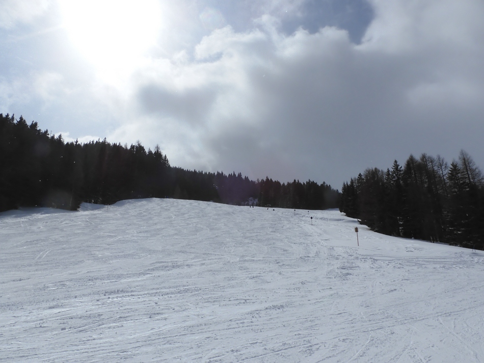 Kurz vor Betriebsschluss taucht etwas Helles am Himmel auf.