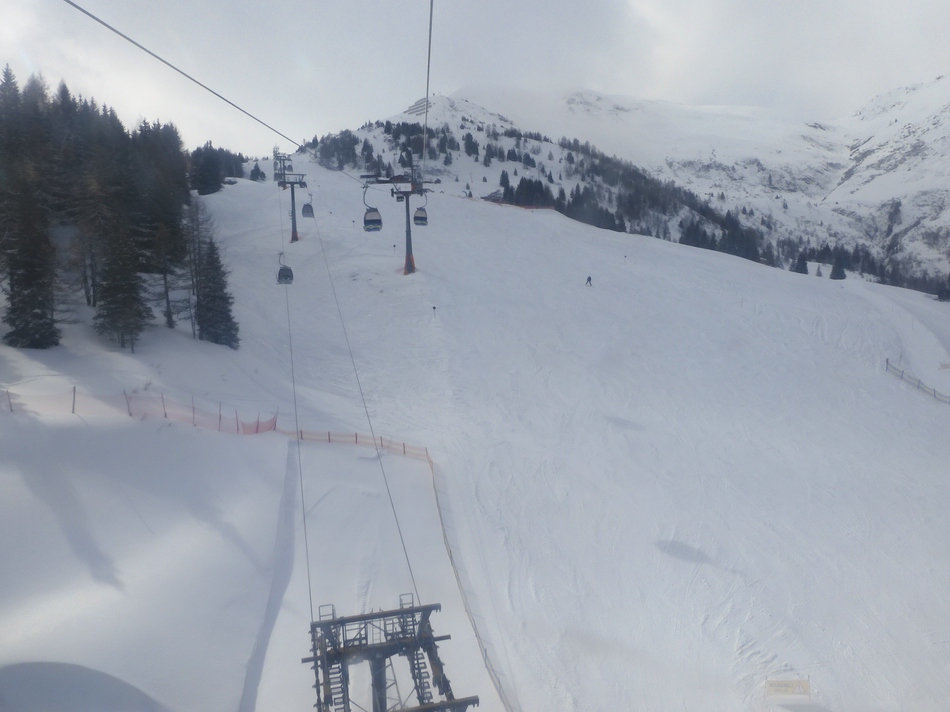 Und hier überqueren wir die Talstation der Gipfelbahn.