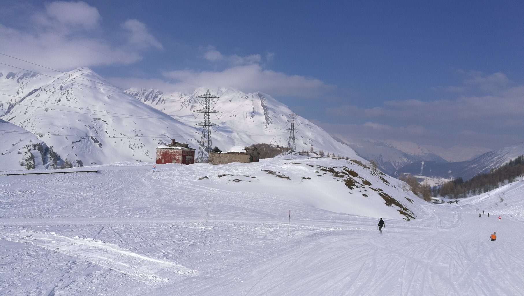 hier führt die blaue Piste rechts weg von der Strasse