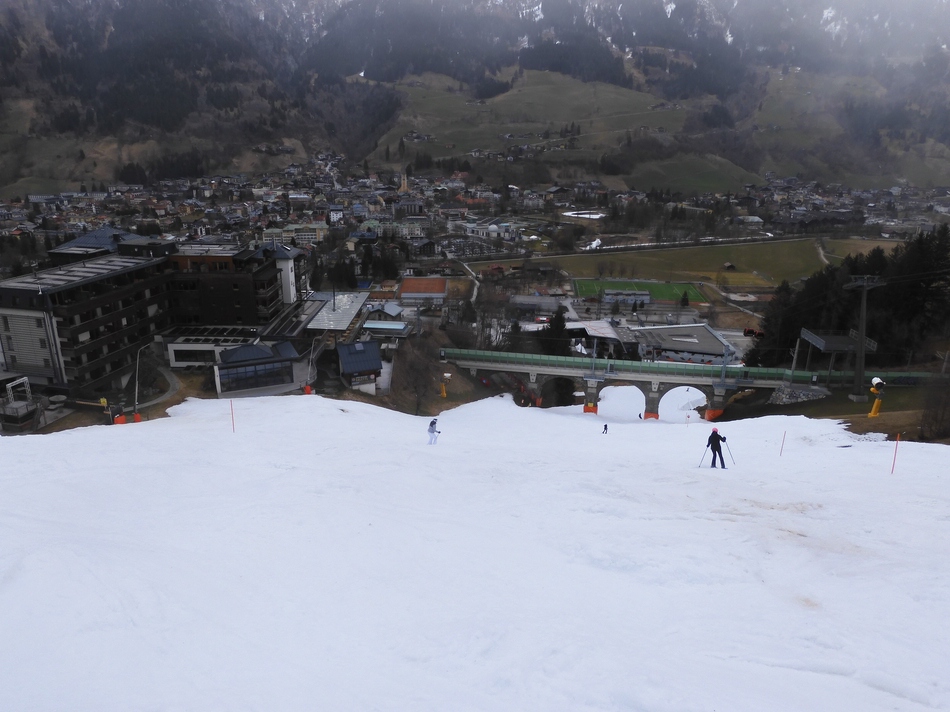 Auf der letzten Abfahrt ins Tal. Hier kreuzt man die Tauern-Bahnstrecke.