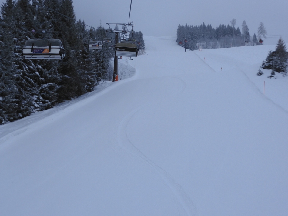 Ich mache nun einige Wiederholungsfahrten mit der 4KSB Wengerhochalmbahn. Unter dem Lift erkennt man auf der Piste meine Schispur im Schnee. Hier in Talnähe war die Neuschneehöhe bei rund 10cm.