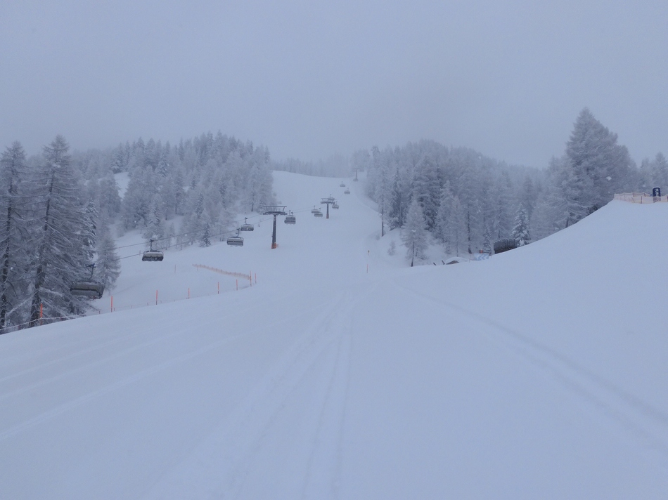 Bei der 6KSB Sonntagskogel 1 mache ich dann auf der schwarzen, direkten Abfahrt eine Wiederholungsfahrt. Ähnlich wie am Vortag sehe ich meine Spur im Neuschnee, der in der Nacht auf die präparierte Piste gefallen ist.