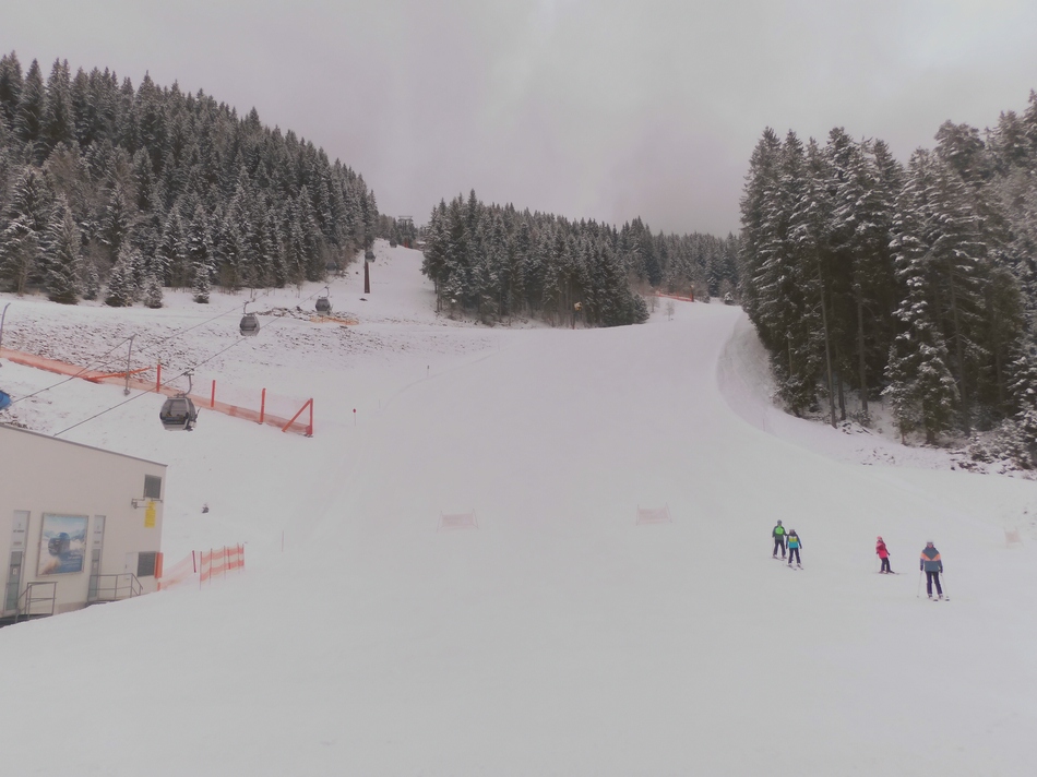 Nach einer kurzen Schibusfahrt befinde ich mich bei der Talstation der 8EUB Highliner 1