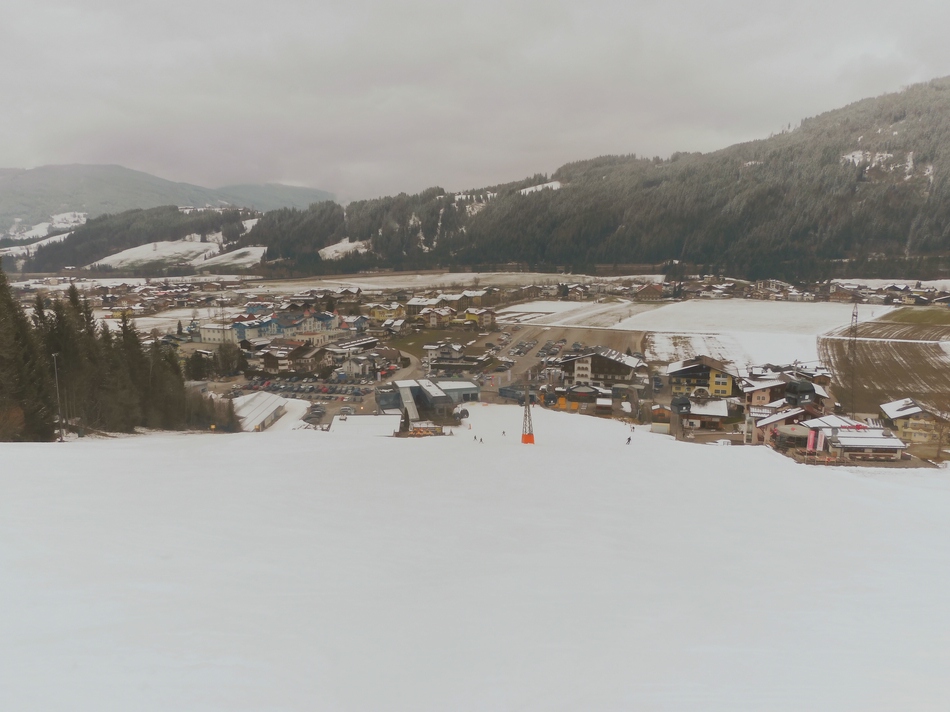 Beim Starjet 2 ist mir die Menschentraube zu groß. Ich war es den ganzen Tag lang gewohnt bei den Liften durchzugehen. Also fahre ich spontan zum Achterjet.