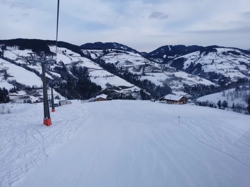 2. In der Früh traumhaft leere, perfekt präparierte Pisten.