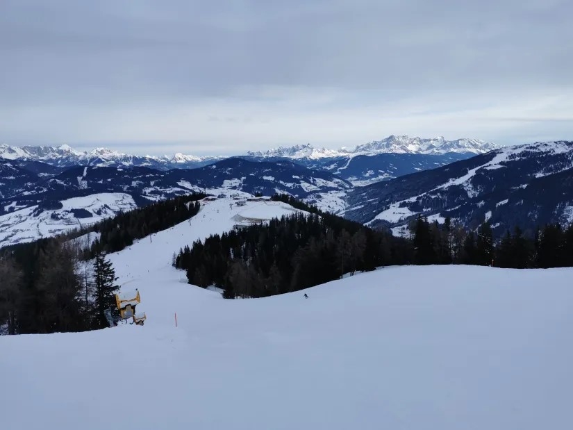 3. Die ganzen Pisten bis zur Grafenbergbahn leer, leerer, am leersten. Dort dann etwas mehr Skischulen von Wagrain herauf kommend unterwegs.