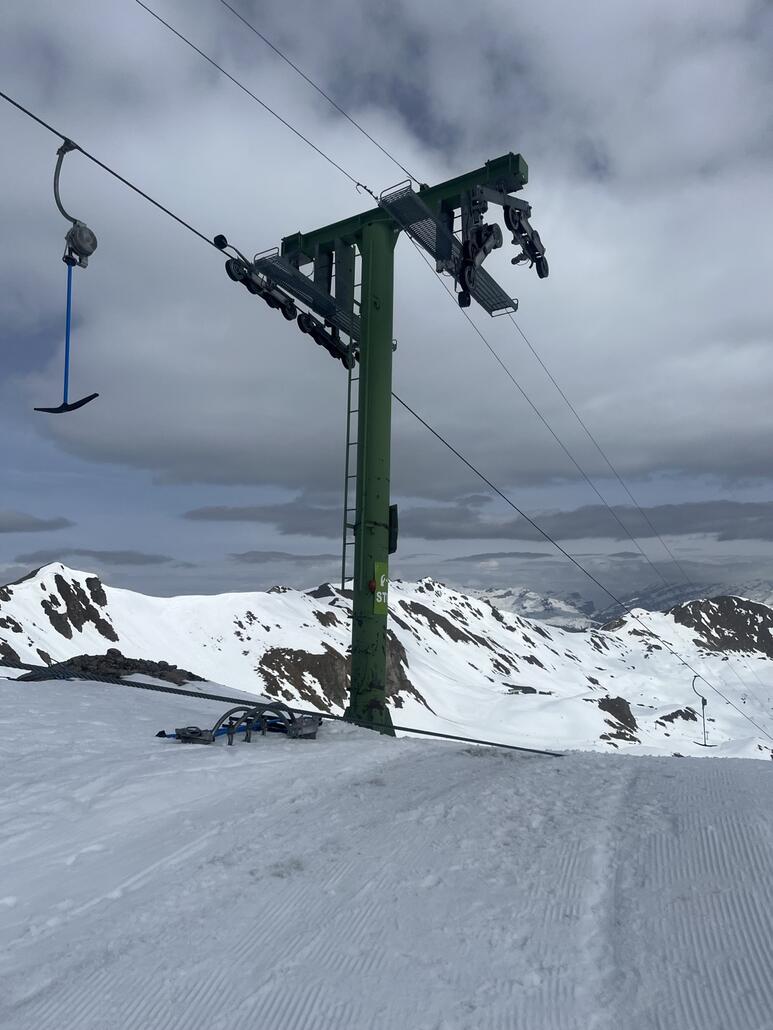 Den Becs de Bosson Schlepper hat es zerlegt. Reparaturversuche am Nachmittag waren noch nicht erfolgreich