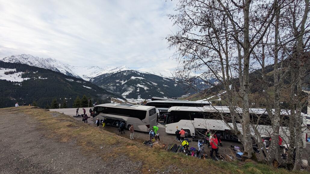 Busse aus verschiedenen deutschen Orten kommen an der Umbrella Bar zusammen, hier gibt es nachher noch eine Party bevor um 19 Uhr alle Busse wieder abfahren.