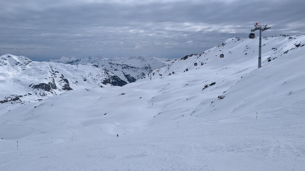 Inzwischen gibt's langsam mehr Sonne und oben ist der Schnee auch noch besser. Aber dafür ist inzwischen auch schon deutlich voller und es bilden sich Schnell Haufen.