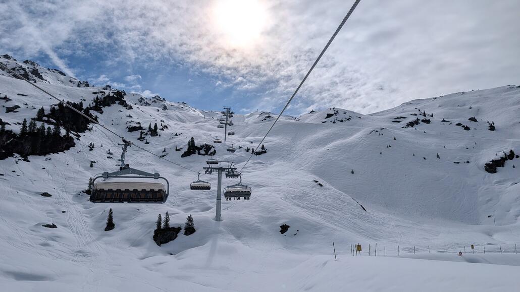 Viele Lifte sind für mich neu, das letzte Mal gab's noch den 2er Sessel Kappauns und die 4er Kimmel Bahn. Tolle neue Lifte, aber man wird schon Dolomiten mäßig gezwungen alles zu fahren ob man will oder nicht.