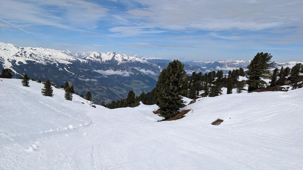 Inoffiziell Piste am Kreuzjoch Express an einer Hütte virbei