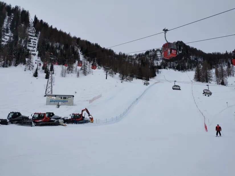 11. Die Weltcupabfahrt war natürlich gesperrt. Abräumarbeiten.