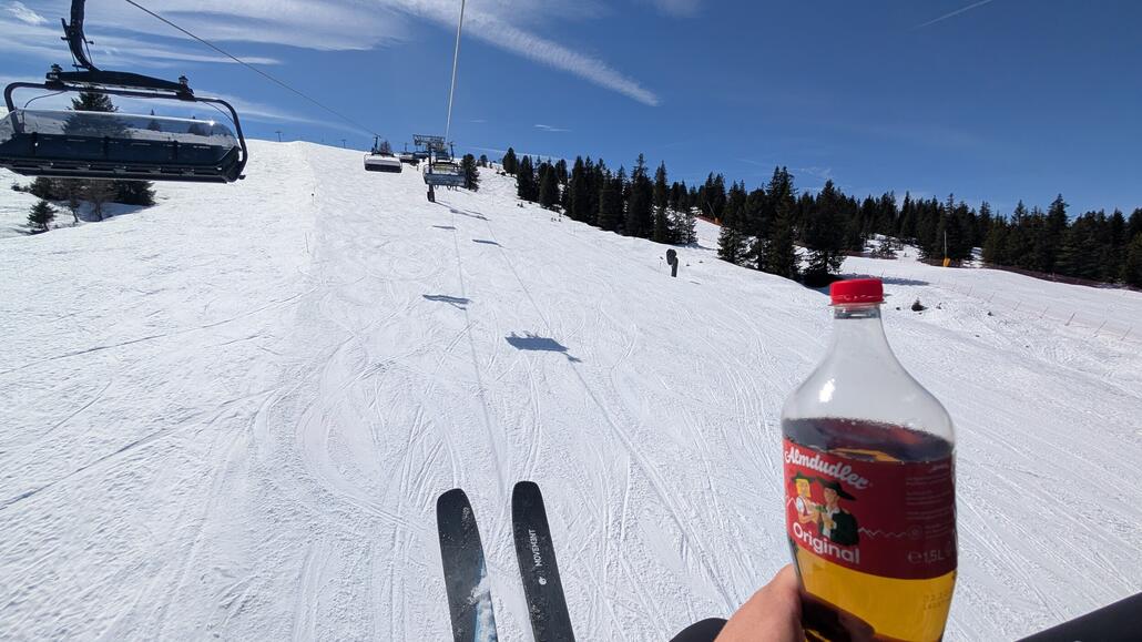 Der gesamte Bereich hier ganz hinten in Königsleiten ist fast komplett leer! Und am neuen Duxer Sessel hat man unten an der Talstation richtig toll einen Spar Markt mit integriert der mit Aufzug direkt erreichbar ist, perfekt für eine kurze Trinkpause!