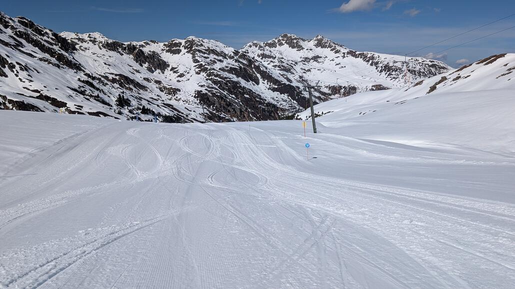 Am rückseitigen Schlepplift an der Dorfbahn Königsleiten ist ja wirklich fast niemand gefahren heute! Bild von 15:30! Dafür ist der Ausstieg unfassbar dämlich gelöst, man muss einiges aufsteigen um wieder weg zu kommen.