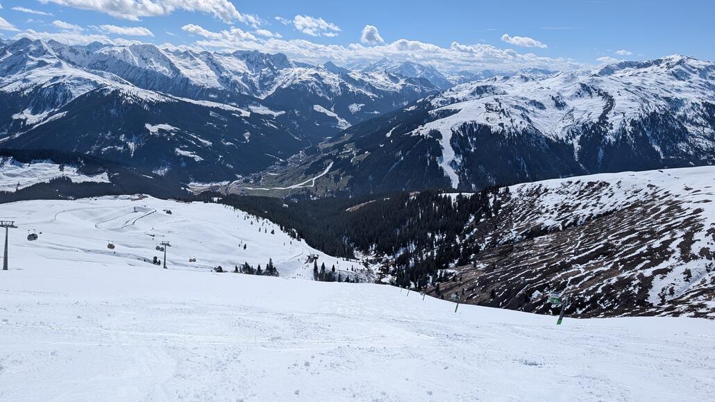 Die gesperrte schwarze Piste an der Falschbach Bahn sieht super aus, doch der Schnee ist einfach unangenehm bremsig hier! Auch wenn an der Gerlosplatte gute war heute, das wird eher eine 7/10 der Tag.