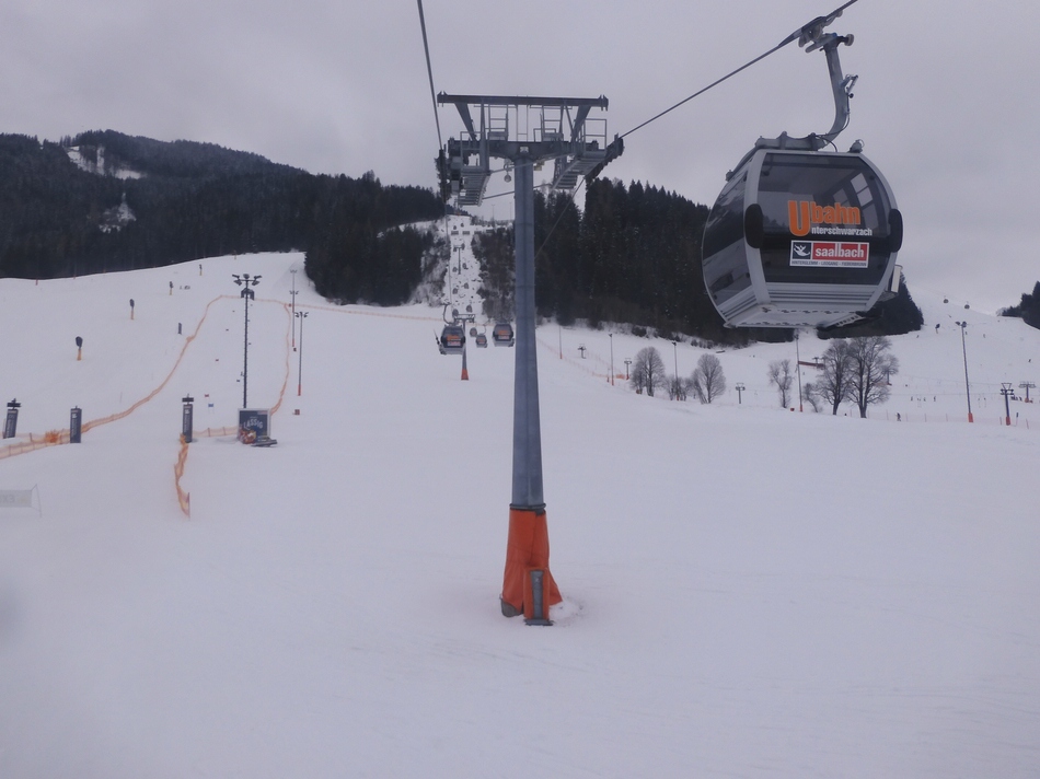Die Unterschwarzach-Gondelbahn irritiert mich, seit es sie gibt. Auch in diesem Bereich habe ich beim Unterschwarzach-Schlepplift und den benachbarten Oberschwarzach-Seilliften, die jetzt Tellerlifte sind, meine ersten Schwünge vor rund 50 Jahren gemacht.