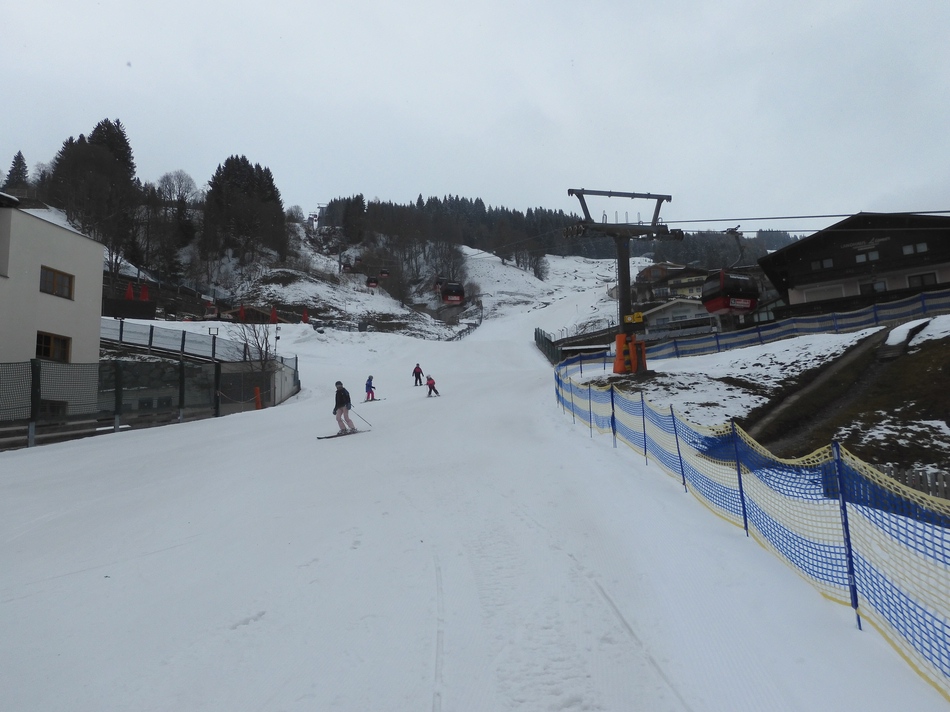 Nun fahre ich ins Tal nach Hinterglemm, um mich von der Reiterkogel-Gondelbahn zu verabschieden. Als ich damals in Hinterglemm das Schifahren lernte, stand hier noch ein Einser-Sessellift, der dann durch eine Doppelsesselbahn ersetzt wurde. Nun geht also auch die Gondel in Pension, die dann die DSB ersetzte.