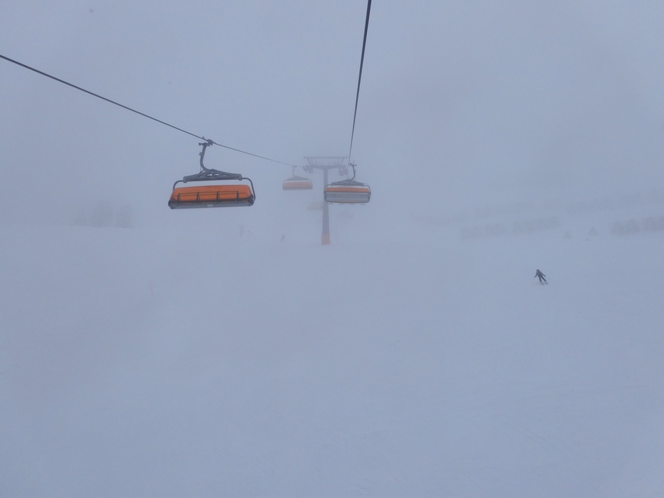 Die Asitzgipfelbahn bringt mich wieder in den Nebel.