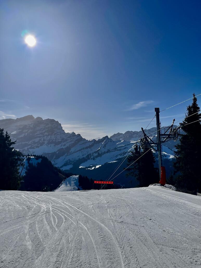 Am KSSL Roc d‘Orsay bereits früh am Morgen top Firnpisten.