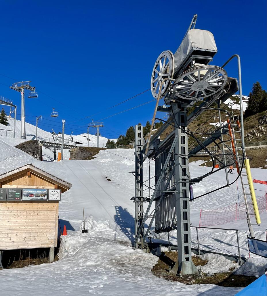An der Talstation der selbigen, genial die Kreuzung mit Zahnradbahn und Sessellift.