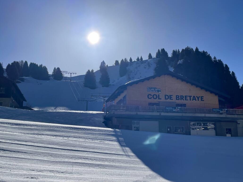 Gegenüber die SL bereits geschlossen, kann aber mit dem Sessel auf den Chaux Ronde befahren werden.