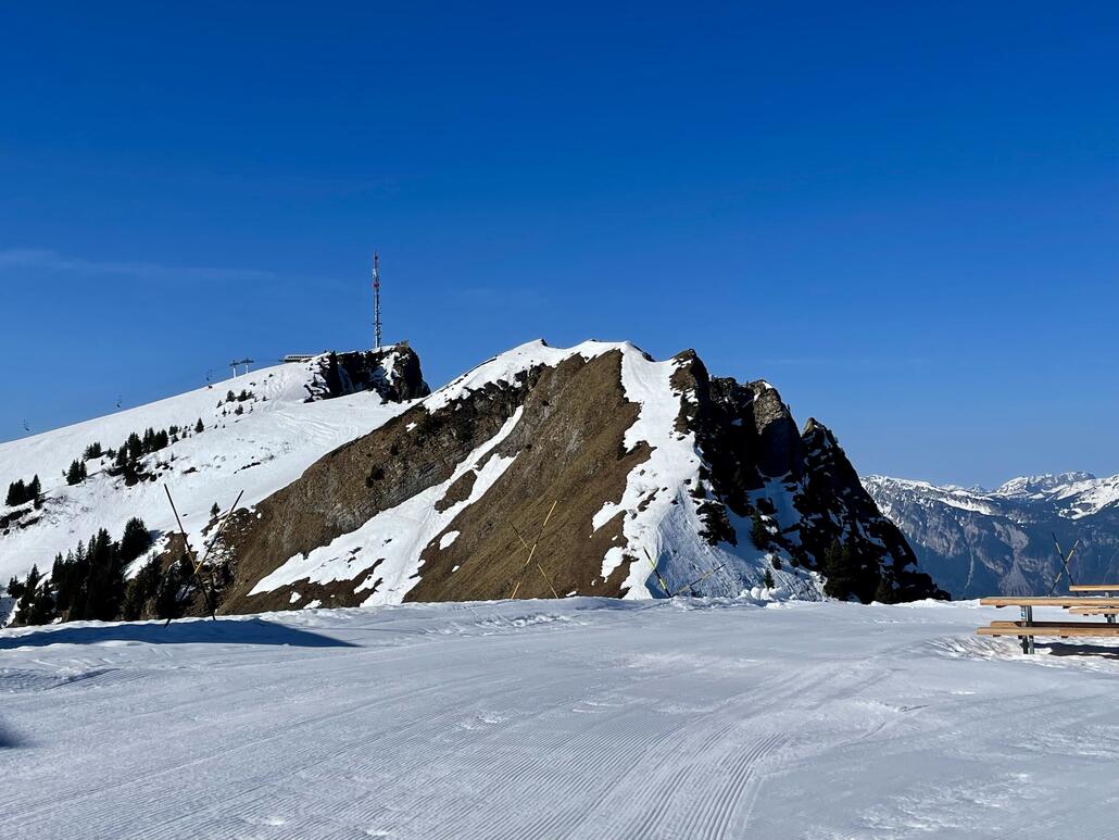 Grand Chamossaire und wir auf petit Chamossaire mit dem Grat dazwischen, der Aussicht und den Seen unten; erinnert mich ein wenig an Fronalpstock/Klingenstock.