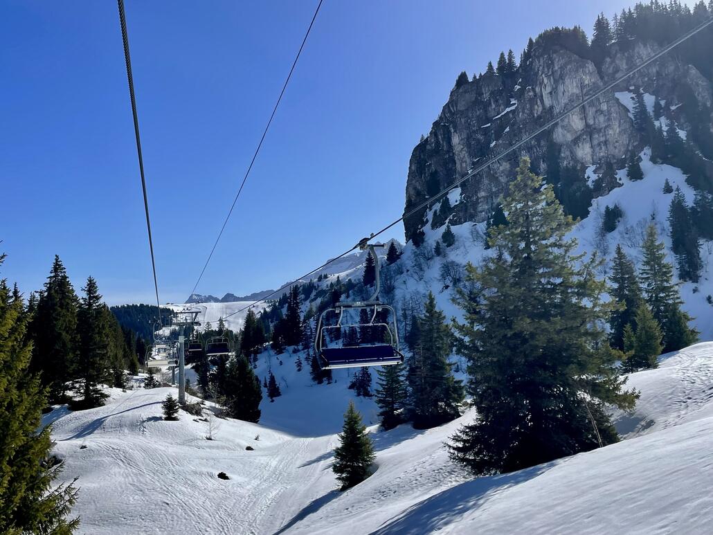 Auf nach les Diablerets, eine sehr lange Verbindungsbahn und aufgrund Lawinengefahr musste die Zufahrt über den Wanderweg erfolgen puh…