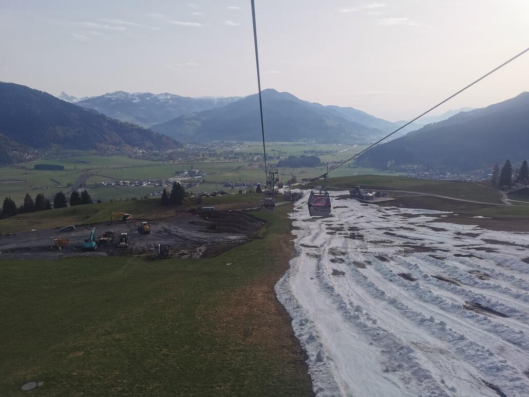 1. Maiskogel. Die Piste ganz runter wurde schon ausgeschoben. Bis zur Mittelstation konnte man noch fahren.