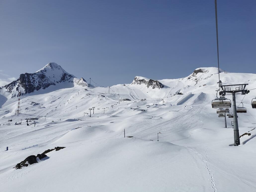 3. Oben tiefster Winter und alle Pisten geöffnet.
