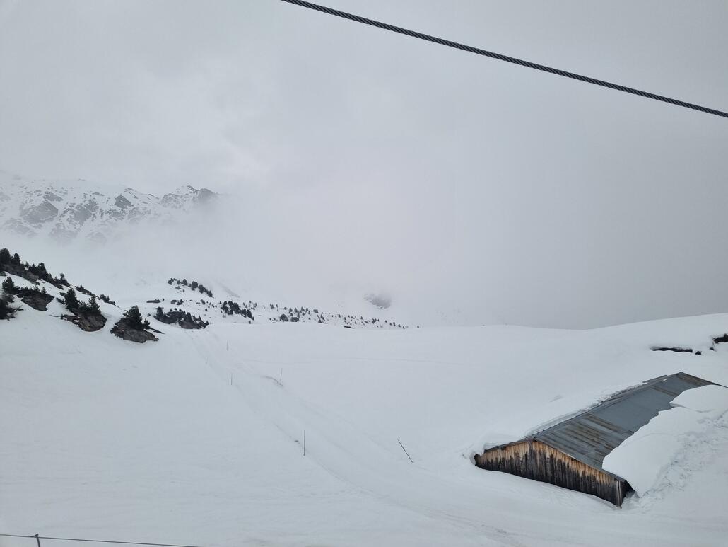 Es lag im ganzen Gebiet noch ausreichend Schnee. Auch die sonst typisch kritischen Bereiche, wie der Weg zum Illhorn, kein Problem