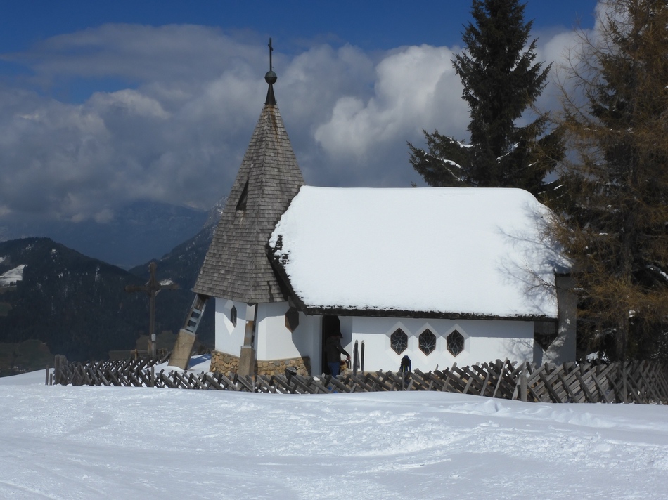 Schöne Kapelle bei der Mittelstation der Salvistabahn.