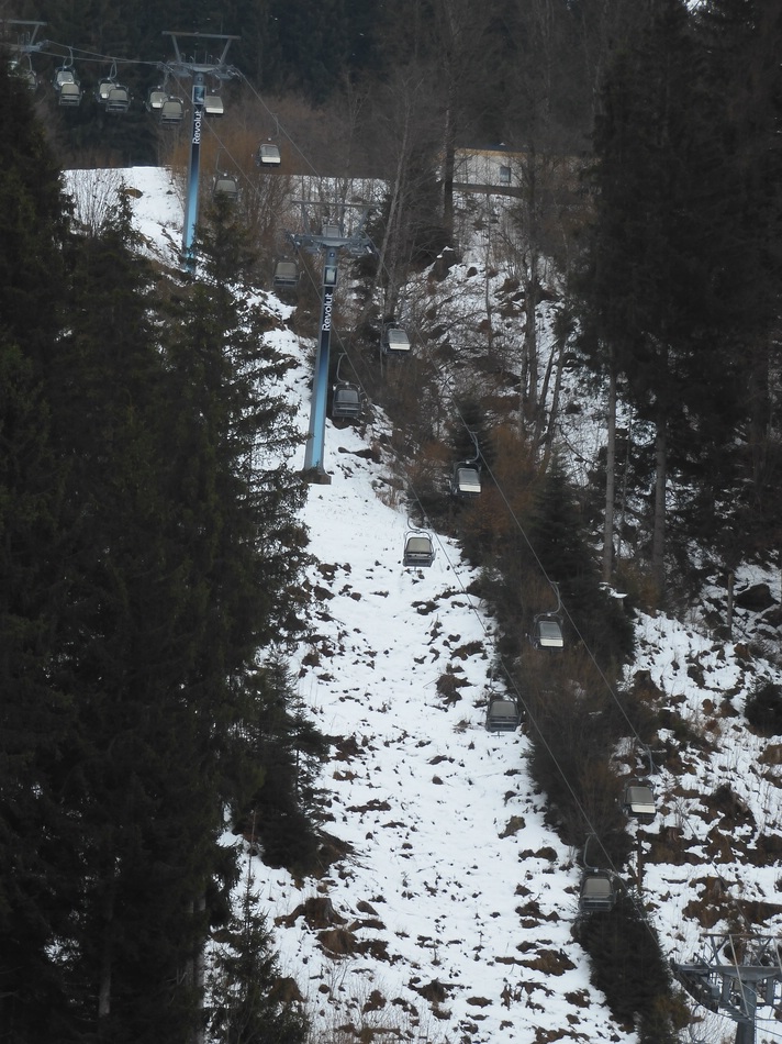Leider ist aktuell auch hier Ende der Skiwelt. In Going ist die Saison schon zu Ende. Mit dieser DSB mit Wetterschutzhaube wäre ich gerne gefahren, zumal ich noch nie einen fixgeklemmten Sessellift mit Wetterschutzhaube gefahren bin.